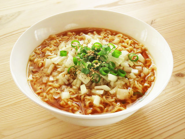 インスタントラーメンのサッポロ一番しょうゆ味で作った、シャキシャキ玉ねぎのラーメン