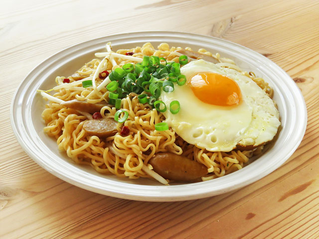 インスタントラーメンで本格焼きそば 絶品アレンジレシピ