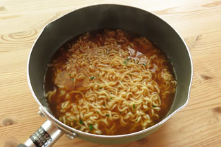 鍋に入ったインスタントラーメン。