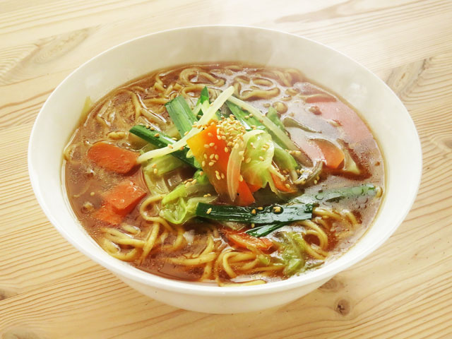 醤油味のインスタントラーメンで作った、ゆで野菜インスタントラーメン