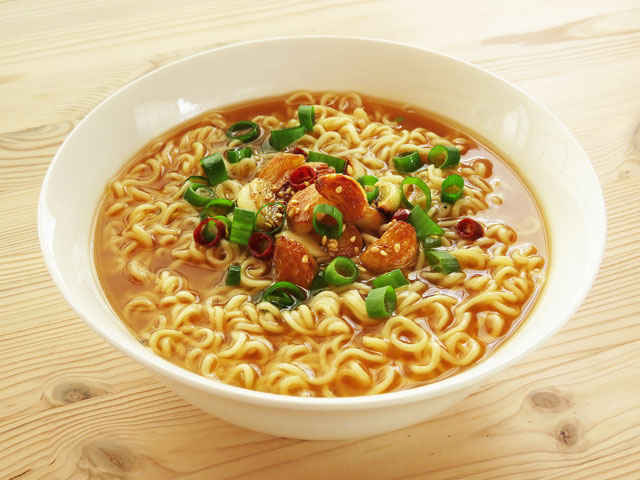 インスタントラーメンをアレンジ 焼きにんにく味噌ラーメン