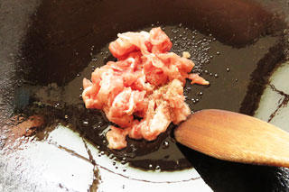 ごま油を入れて中火で熱したフライパンに、豚肉を入れる。