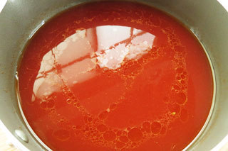 鍋に入ったインスタントラーメンで作るトマトラーメンのスープ。