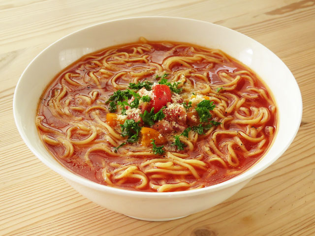 インスタントラーメンで作ったトマトラーメン