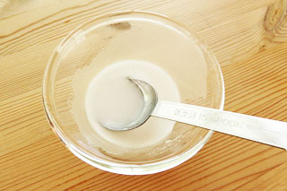小皿に入った水溶き片栗粉。