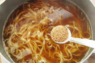 インスタントラーメンを作っている鍋に和風だしの素を入れる。