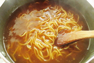 鍋に入った、インスタントラーメンで作ったカレーラーメン。