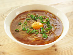 醤油味のインスタントラーメンで作ったカレーラーメン