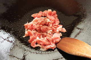 ごま油を入れて中火で熱したフライパンに、豚肉を入れる。