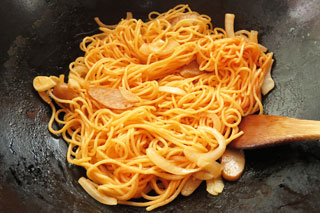 ケチャップをからめるように炒めたスパゲティ。