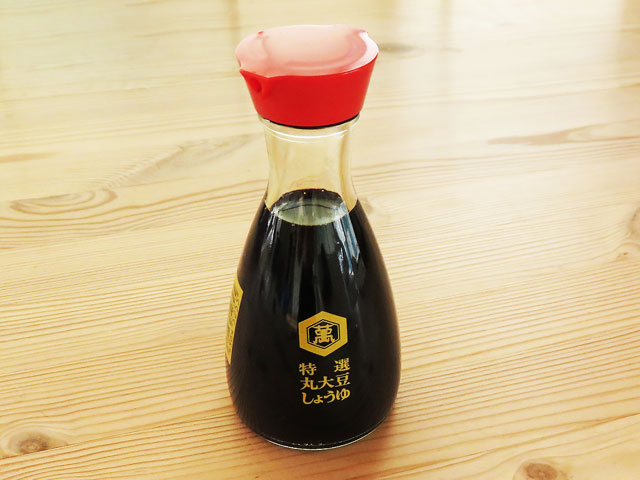 テーブルに置かれた、キッコーマン特選丸大豆しょうゆ卓上びん150ml