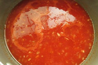 ふつふつと沸くまで煮込んだトマト雑炊のスープ。