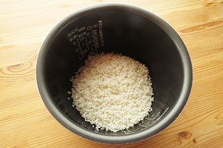 米を炊飯器の内釜に入れる。