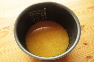 米の入った炊飯器の内釜に調味料と水を入れる。