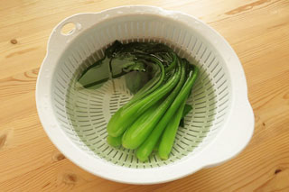 冷水を張ったボウルに小松菜を入れる。