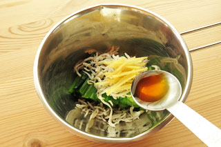小松菜としらす、生姜を入れたボウルにめんつゆをくわえる。