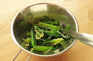 ボウルで混ぜ合わせた小松菜としらすの和え物。