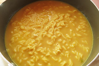 鍋に入ったインスタント味噌ラーメンで作った味噌カレーラーメン。