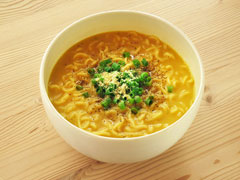 インスタント味噌ラーメンで作った味噌カレーラーメン