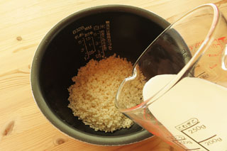 米の入った炊飯器の内釜に牛乳を入れる。