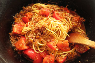 スパゲティと炒め合わせたフレッシュトマトのミートソース。