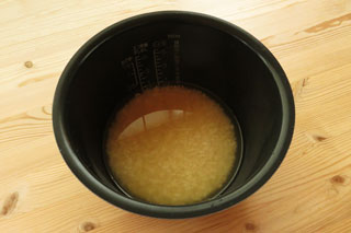 研いだ米とめんつゆ、水の入った炊飯器の内釜。