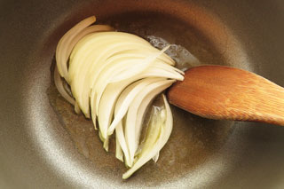 バターを溶かした鍋に玉ねぎを入れる。