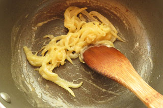 しっとりと粉っぽさがなくなるまで炒めた小麦粉。