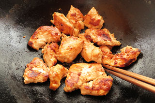 片面を焼いて裏返した鶏むね肉の味噌漬け。