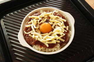 オーブンの天板に置いた焼く前の焼きカレードリア。