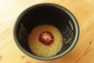 炊飯器の内釜に米とケチャップを入れる。