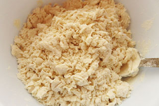 スプーンを使って、小さくぼそぼそになるまで混ぜ合わせた小麦粉。