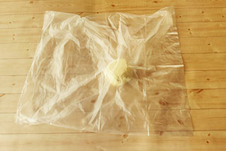 大きめのビニール袋にまとめた小麦粉を入れる。