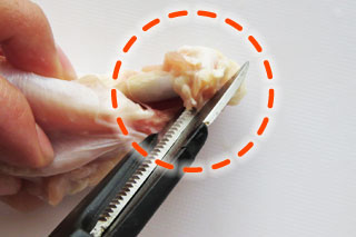 軟骨とつながった筋をハサミで切る