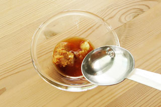 味噌とすりおろしにんにくの入った小皿に醤油を入れる。