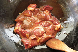 中火で熱したフライパンに、味噌だれにつけた鶏レバーを入れる。