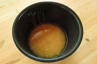 米といわし缶の汁、めんつゆ、水を入れた炊飯器の内釜。