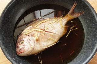 調味料を入れたフライパンに鯛を入れる。