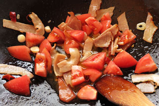 炒めている生トマト。