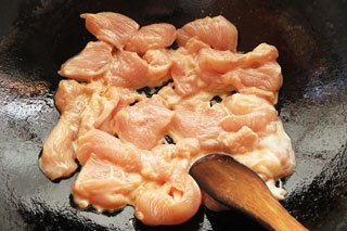 鶏むね肉を炒める。