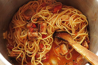 いわし缶のトマトソースとスパゲティと炒め合わせる