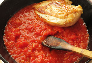 鶏むね肉と一緒に煮込んでいるトマトソース