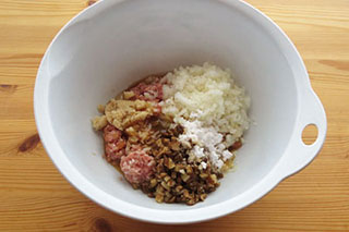 ボウルに入れた豚ひき肉とみじん切りにした玉ねぎ、干し椎茸、生姜、調味料。