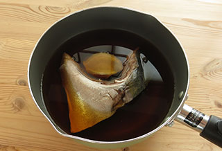 調味料とブリカマ、生姜の入った鍋。