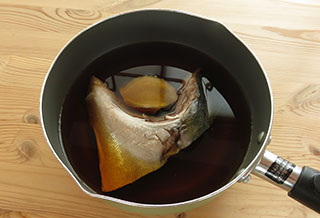 調味料とブリカマ、生姜の入った鍋。