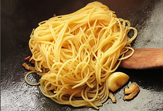 フライパンにゆで上がったスパゲティを入れる。