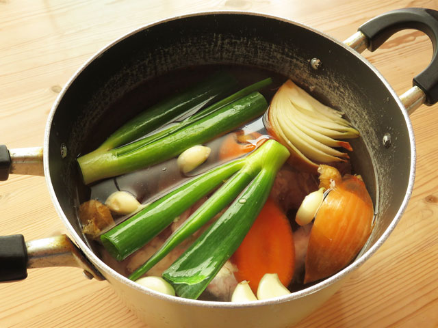 自家製ラーメン用の食材を入れた鍋